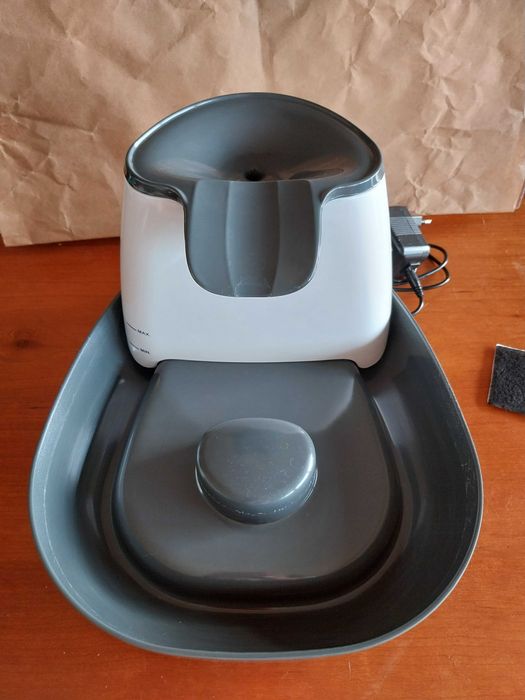 Fonte de água com cascata para gatos que teimam em beber da torneira