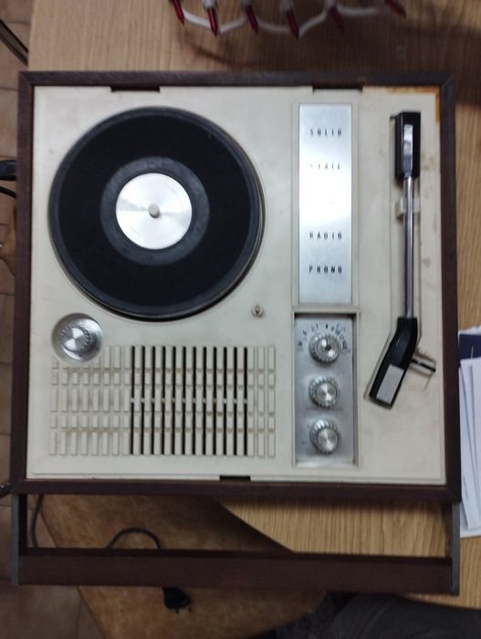 Rádio e gira discos vintage