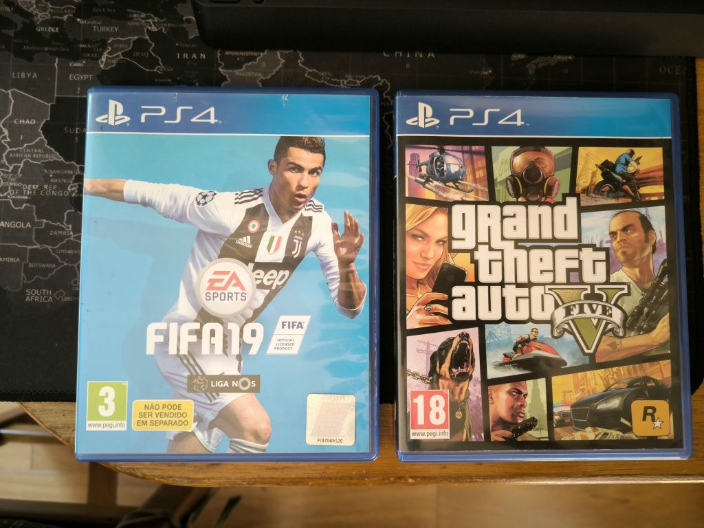 PlayStation 4 1TB + 2 comandos + 2 jogos