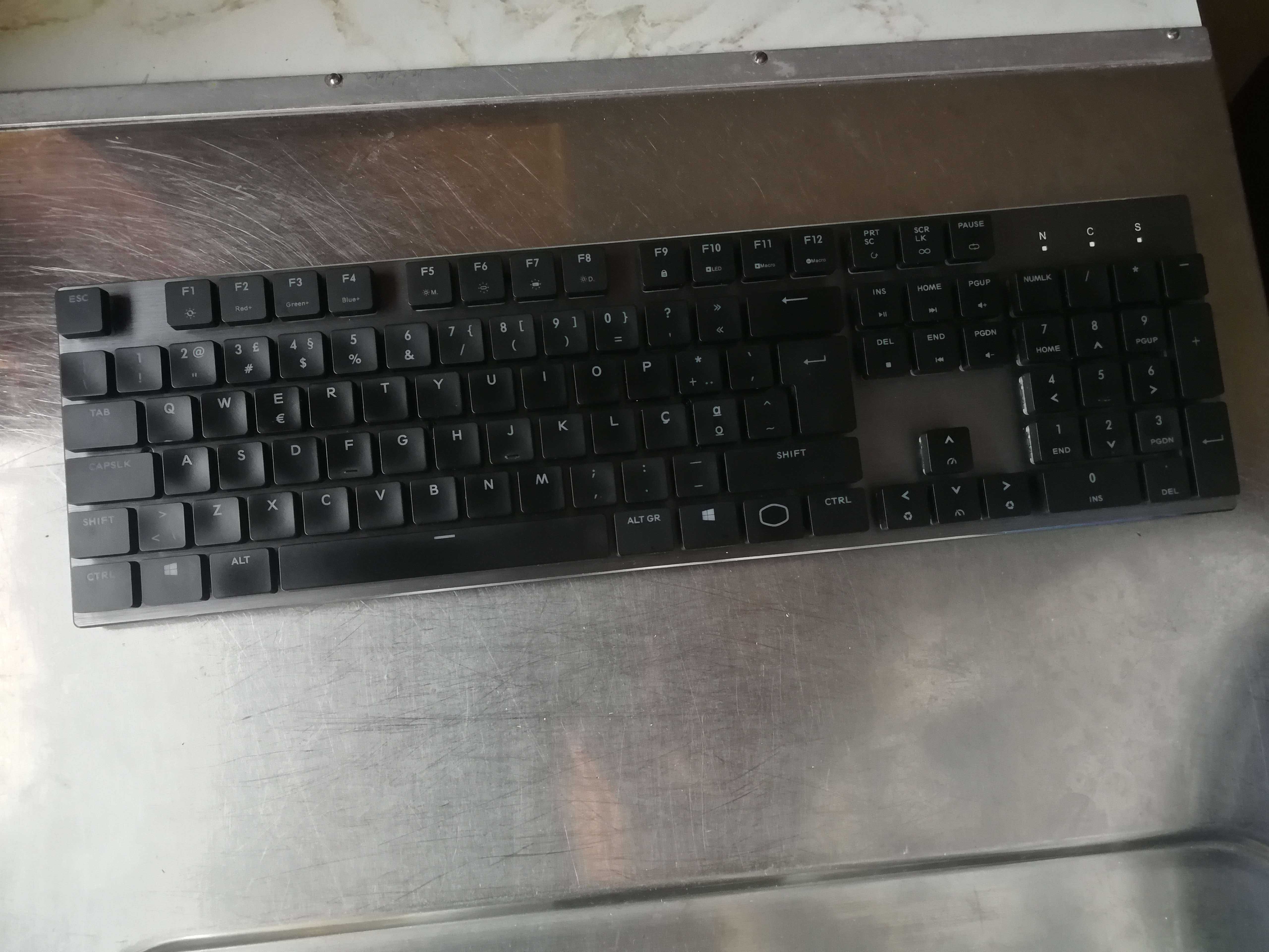 Teclado Cooler Master SK650