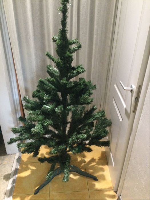 Продам искусственную елку.