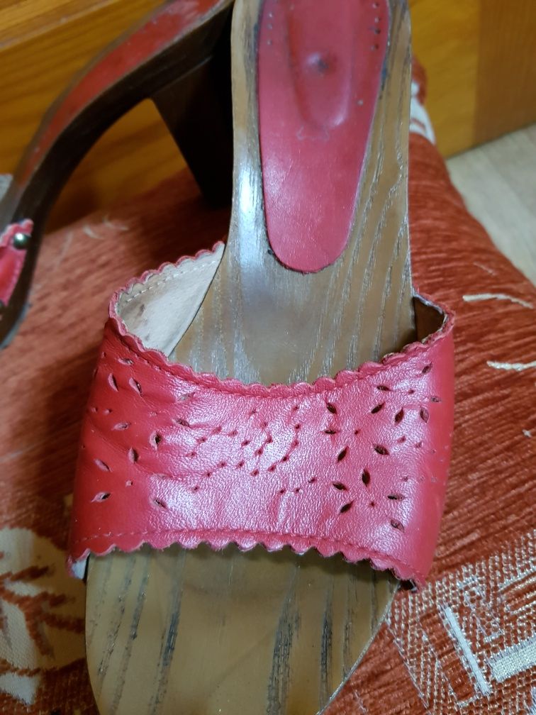 Czerwone buty klapki drewniaki