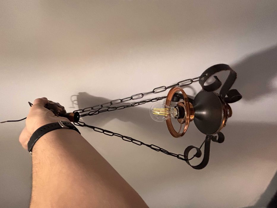 Żyrandol PRL - czarno- miedziany. Bez klosza. Sprawny.