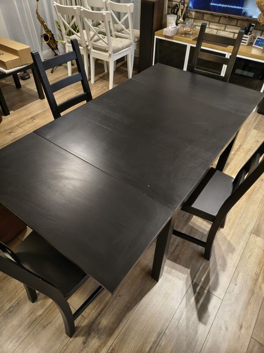 Stół rozkładany IKEA Bjustra i cztery krzesła
