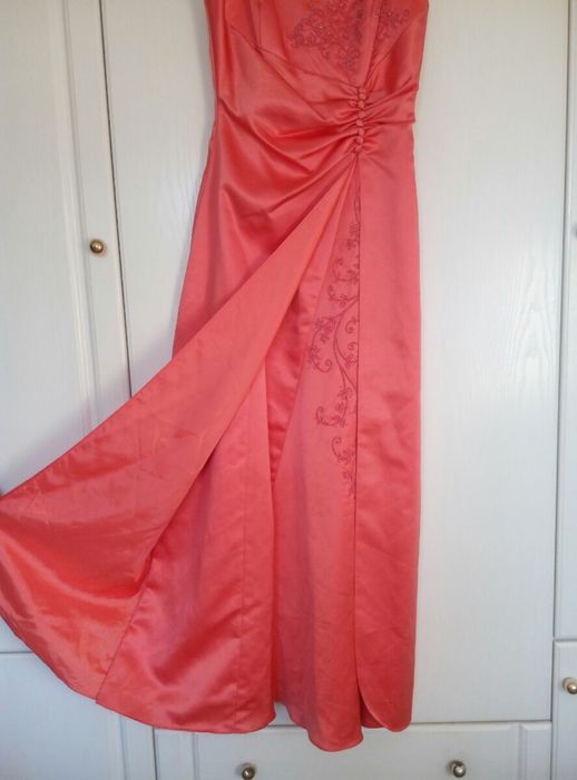 Платье. Красивое атласное.Праздник. Свадьба.