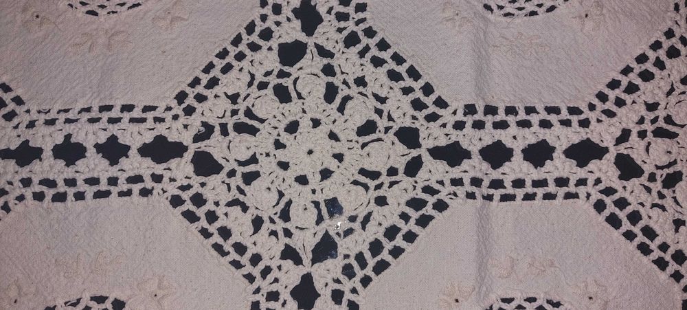 Naperon Bordado e em Crochet