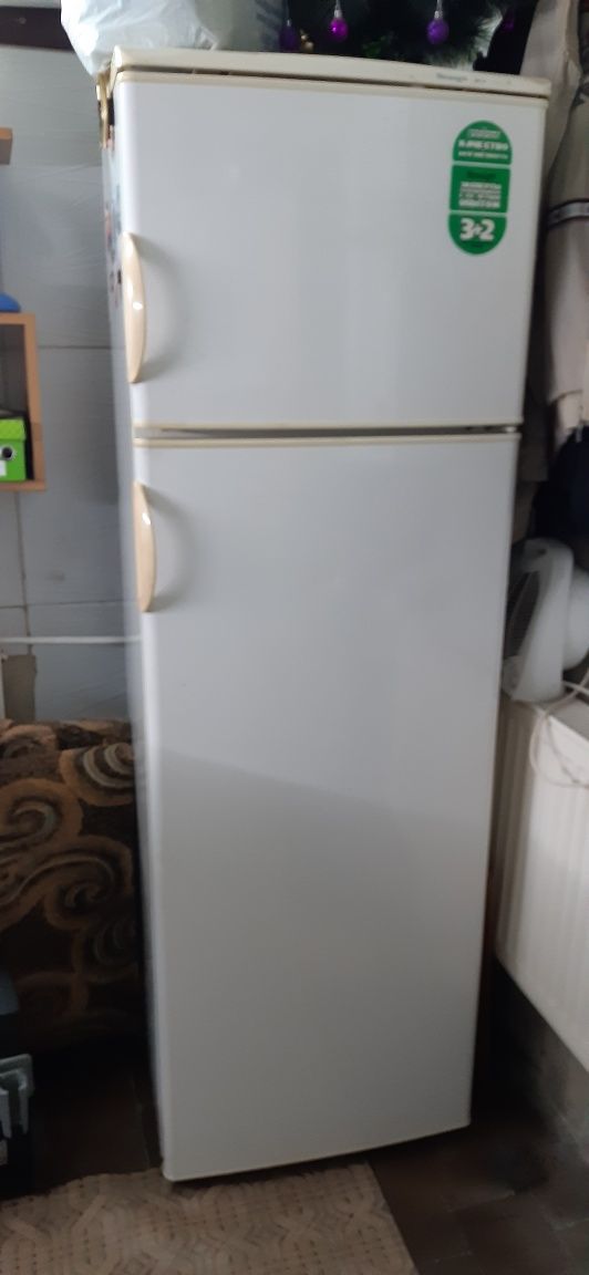 Продам 2 камерный холодильник Снайге в рабочем состоянии