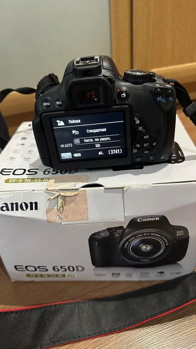 Продам фотоапарат з зеркальною камерою Canon 650D