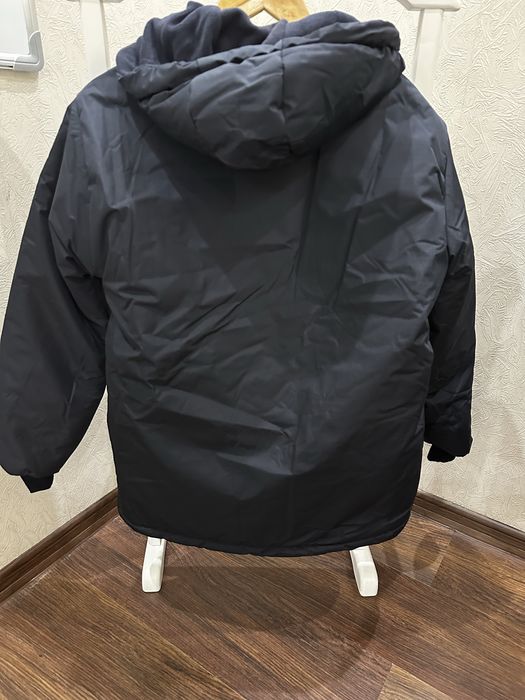 Куртка чорного кольору . Розмір М