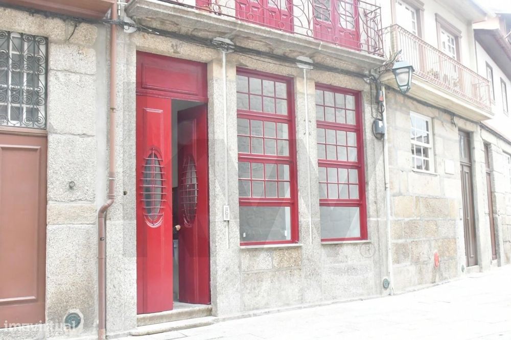 Localização Exclusiva e Histórica! Loja Premium em Frente à Igreja das