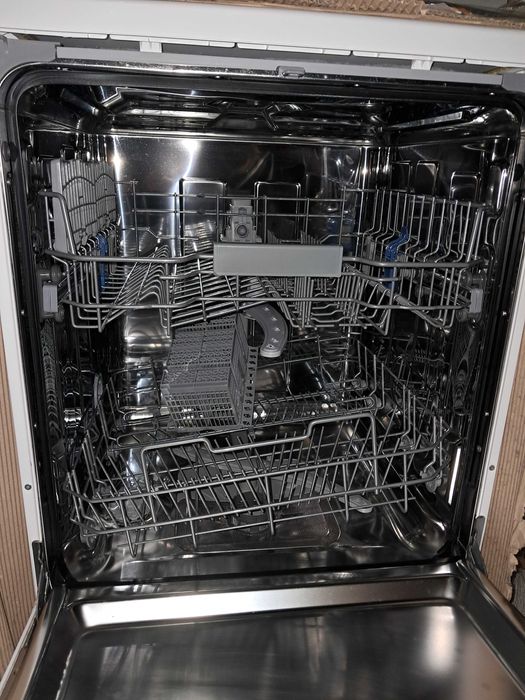 Máquina de lavar loiça Indesit D2F HD624 A com 1 ano de uso