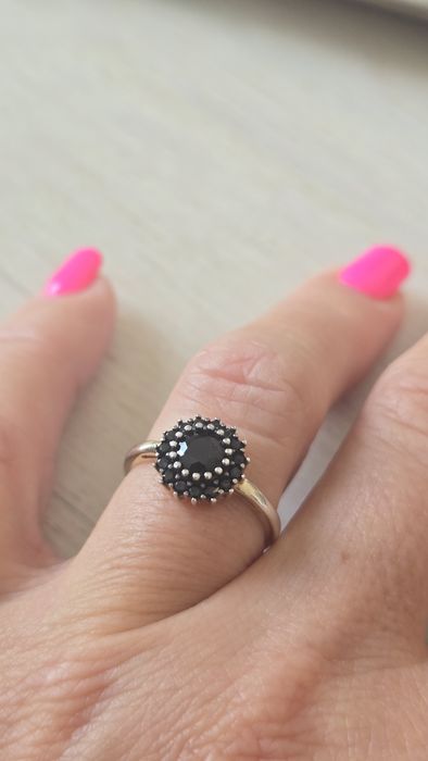 Pierścionek z czarnymi kamieniami