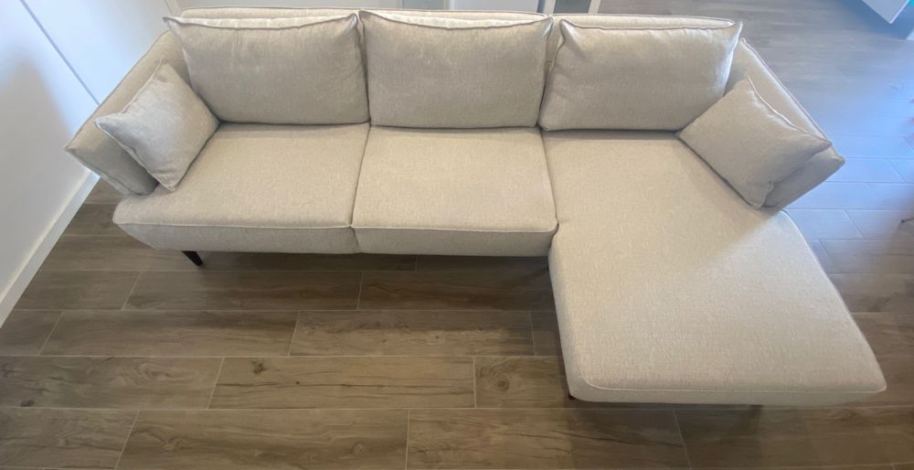 Sofá bege com chaise longue