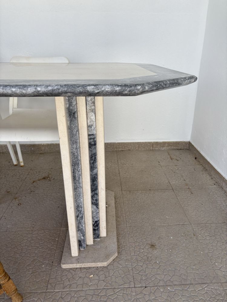 Mesa de Marmore beje e cinzenta