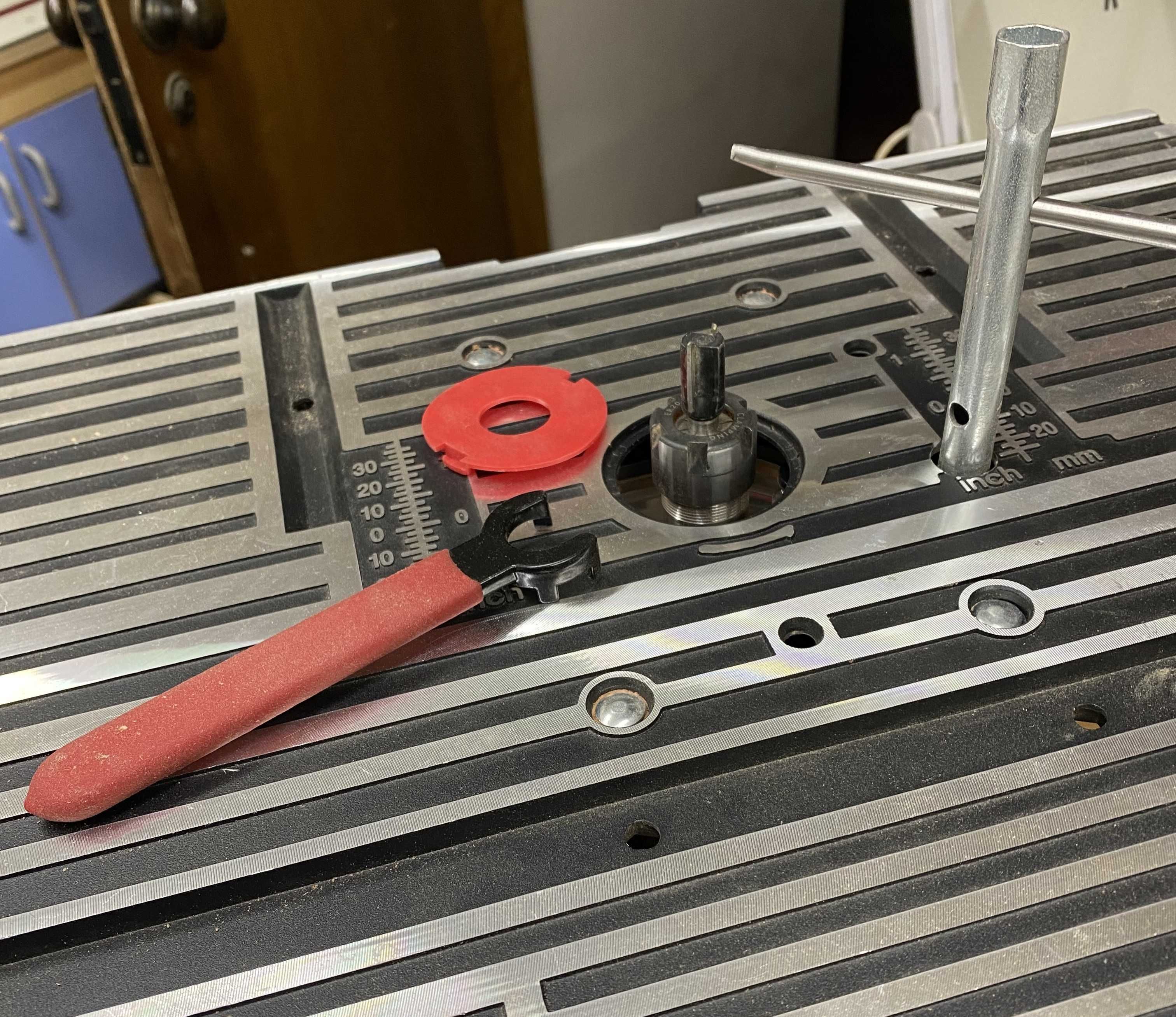 Mesa com tupia invertida