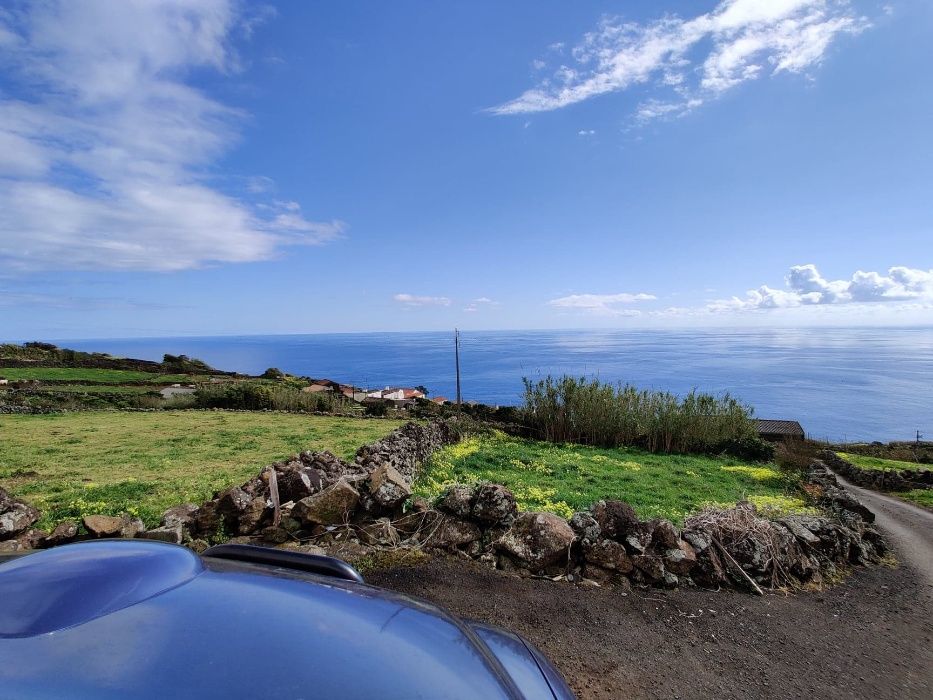 Terreno no lugar das Terras (Lajes do Pico) com fantástica vista