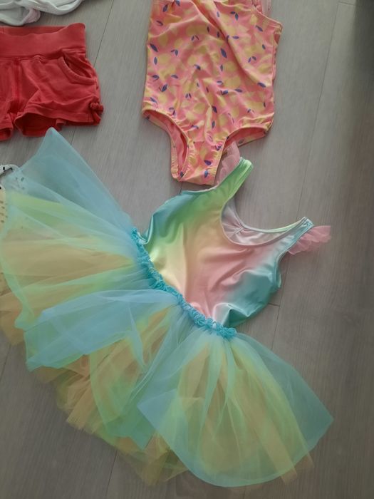 Roupa de menina usada por uma só criança. Tam 2-3