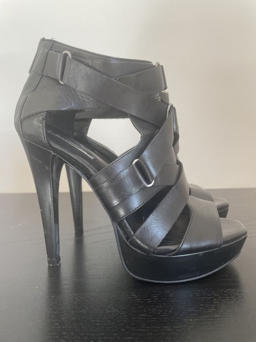 Sandalias pretas altas Zara