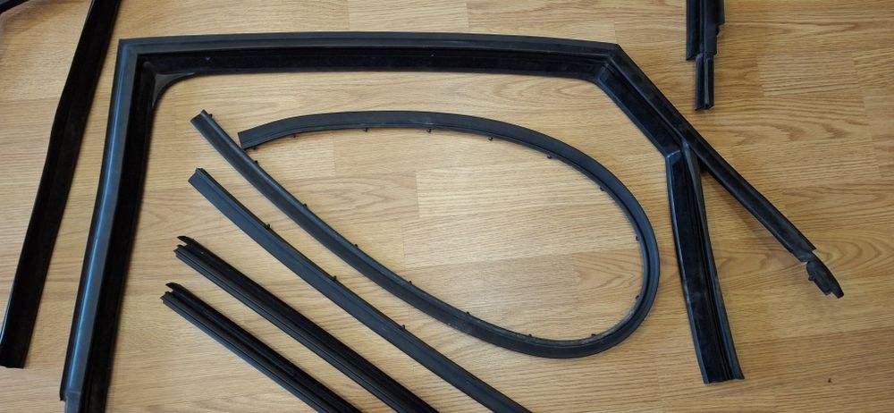 Бархотка, ущільнення дверей лівих Поло Седан 2019