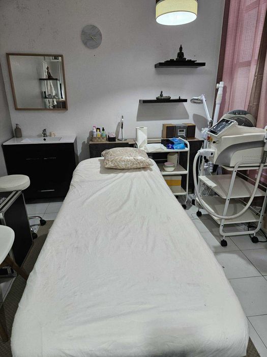 Vendo Mobiliario de clinica de estetica com Maquina de Laser