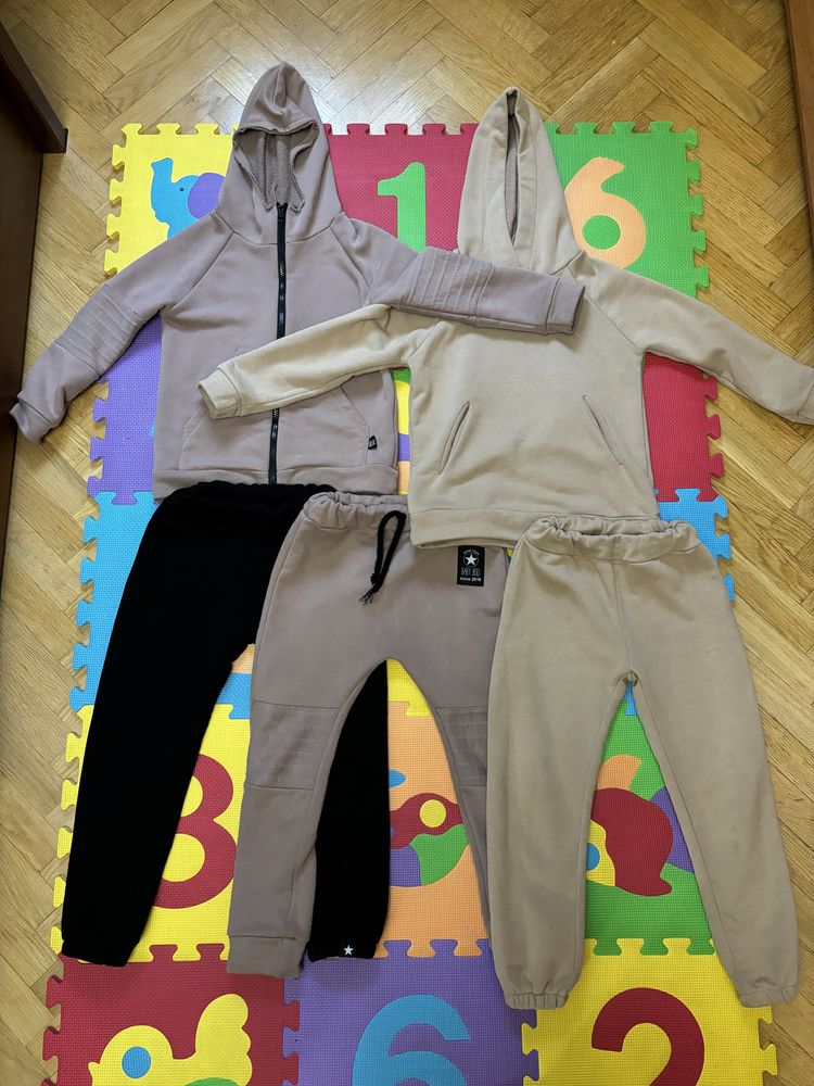 Детские костюмы (набор: кофты, штаны по 4шт.)