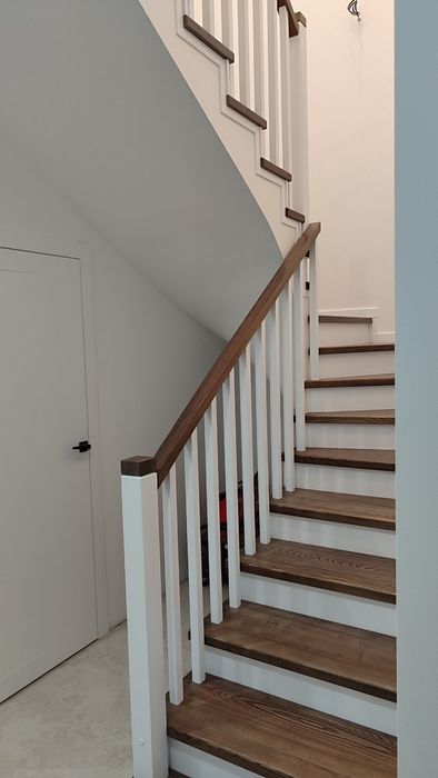 Сходи поручні перила сходинки ступеньки дерев'яні сходи