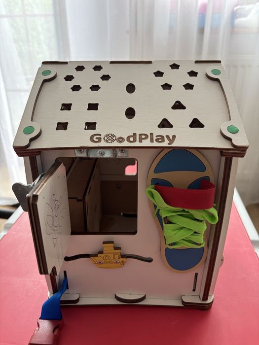 Busy board, drewniany busy domek