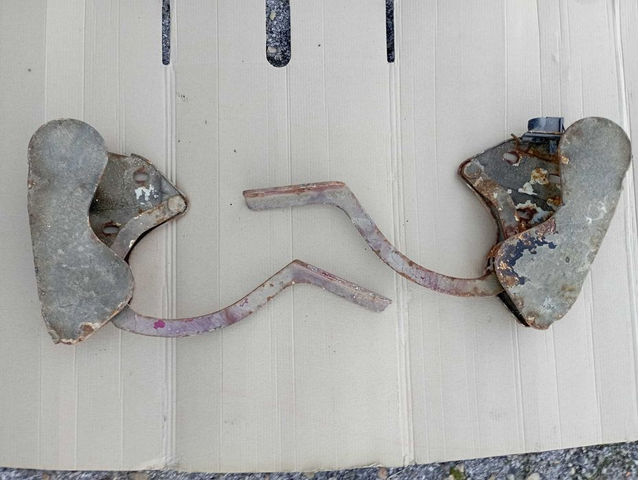 Elevadores/suportes do porta bagagem Peugeot 504 (para restauro)