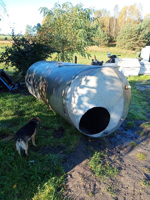 Zbiornik pojemnik na wodę uszkodzony