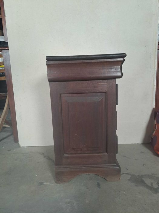 Mesa de cabeceira vintage em madeira maciça – 3 gavetas