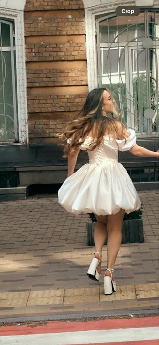 Коротка корсетна весільна сукня