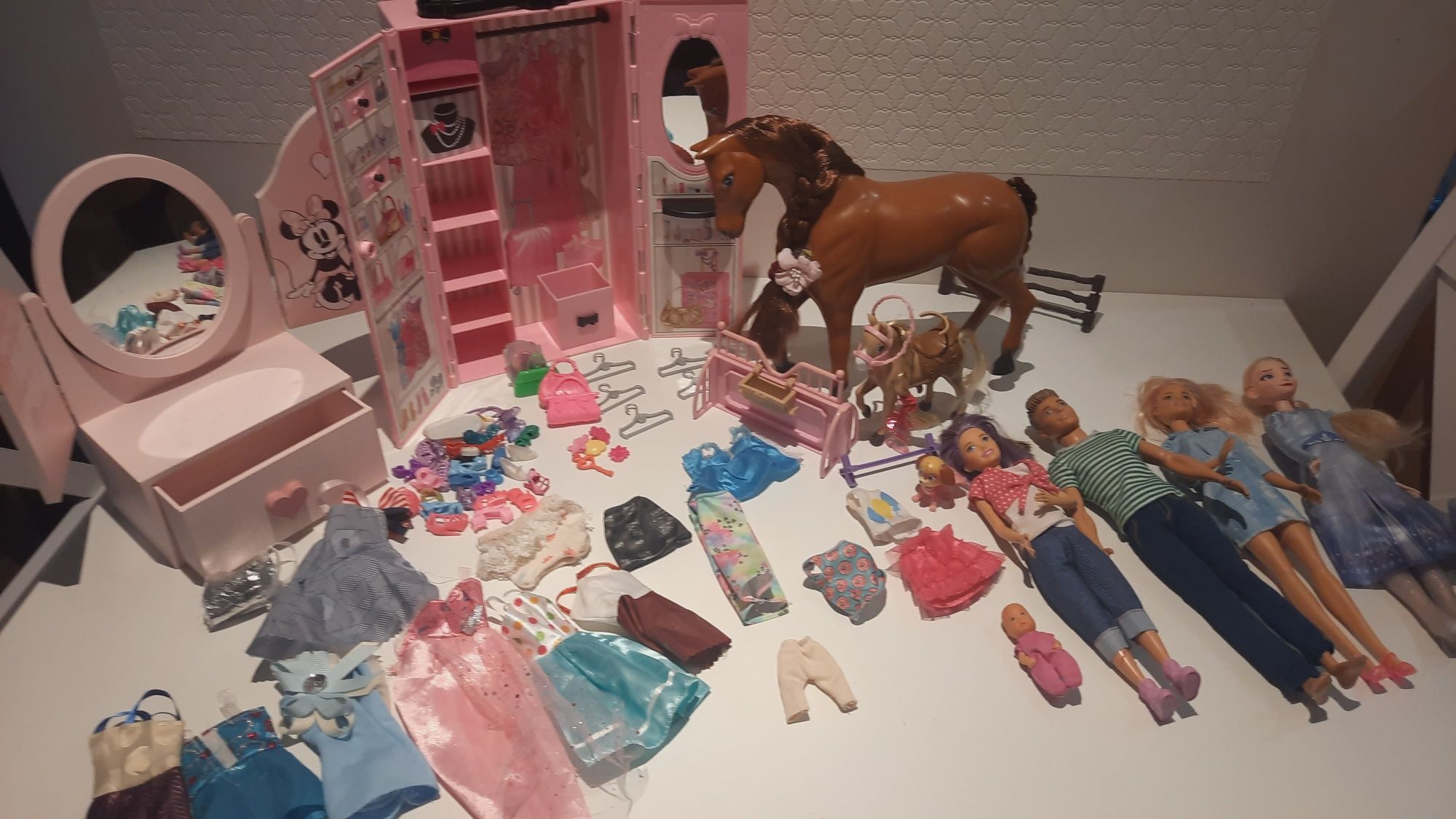 Zestaw 3x lalka barbie szafa koń toaletka ubranka