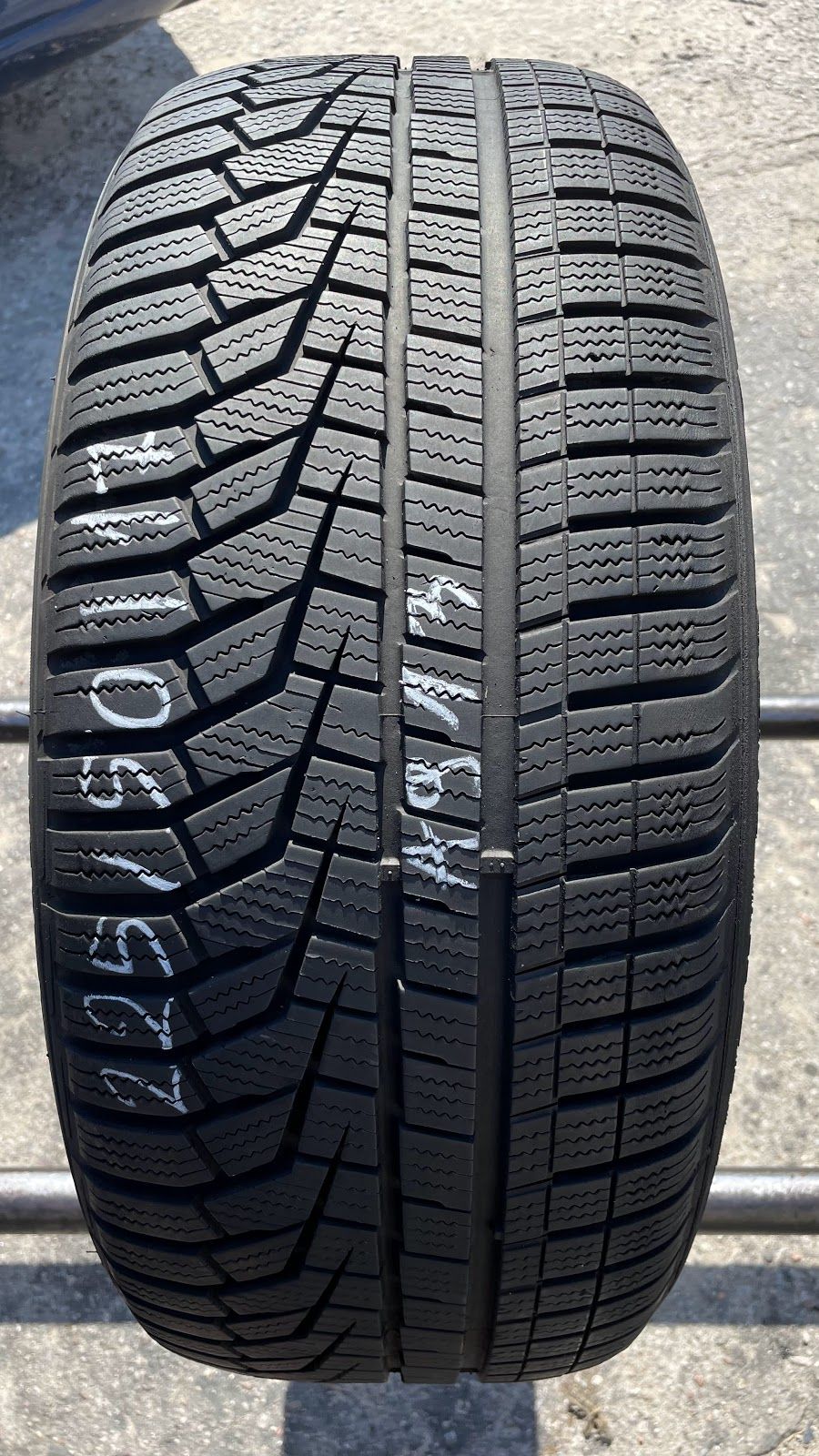 225/50/17 Hankook Winter i*Cept Evo 2 SUV HRS Run Flat 94V