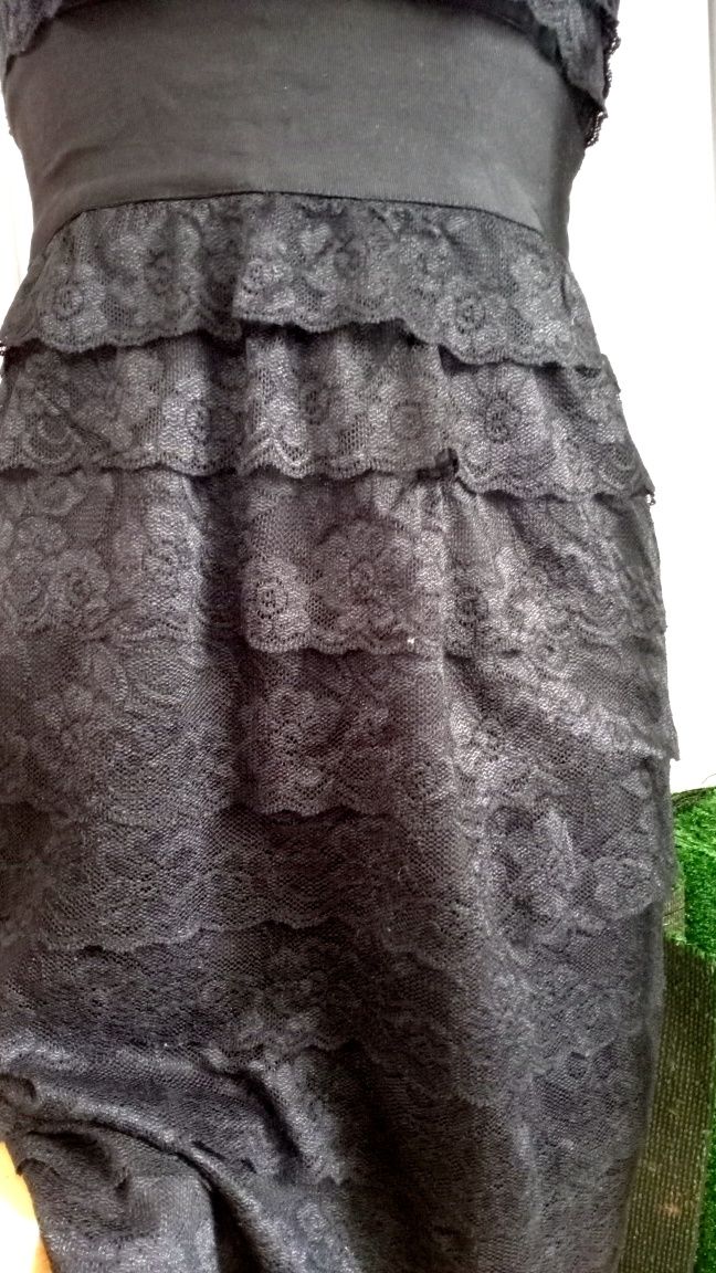 Sukienka na jedno ramię czarna krótka falbany koronka Jessica Simpson