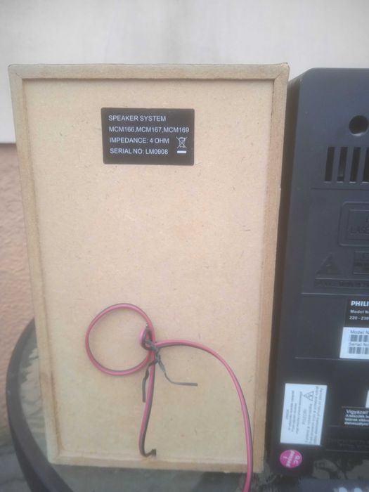 Wierza PHILIPS MCM 166/12 i Sony HCD-CP1 z głośnikami.