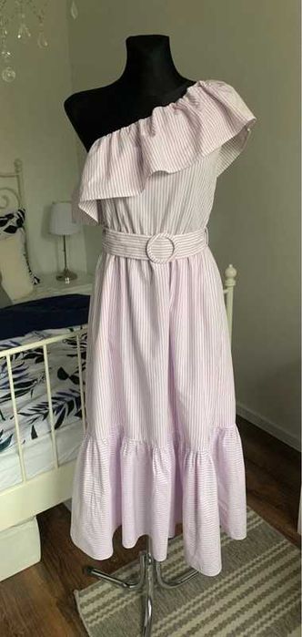 Mango letnia sukienka midi na jedno ramię w paski z falbaną 80s retro