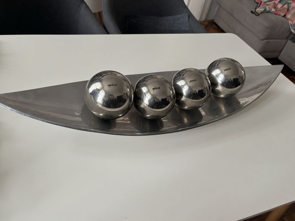 Srebrne ozdoby do domu taca srerbna z kulami, figurki kare design