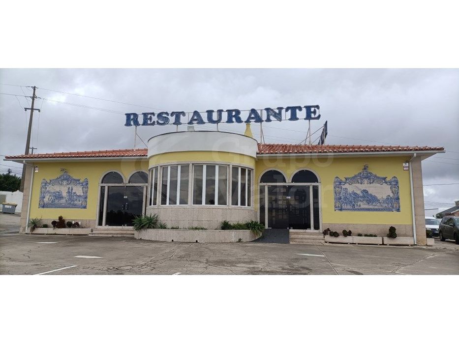 Restaurante totalmente equipado e pronto a funcionar