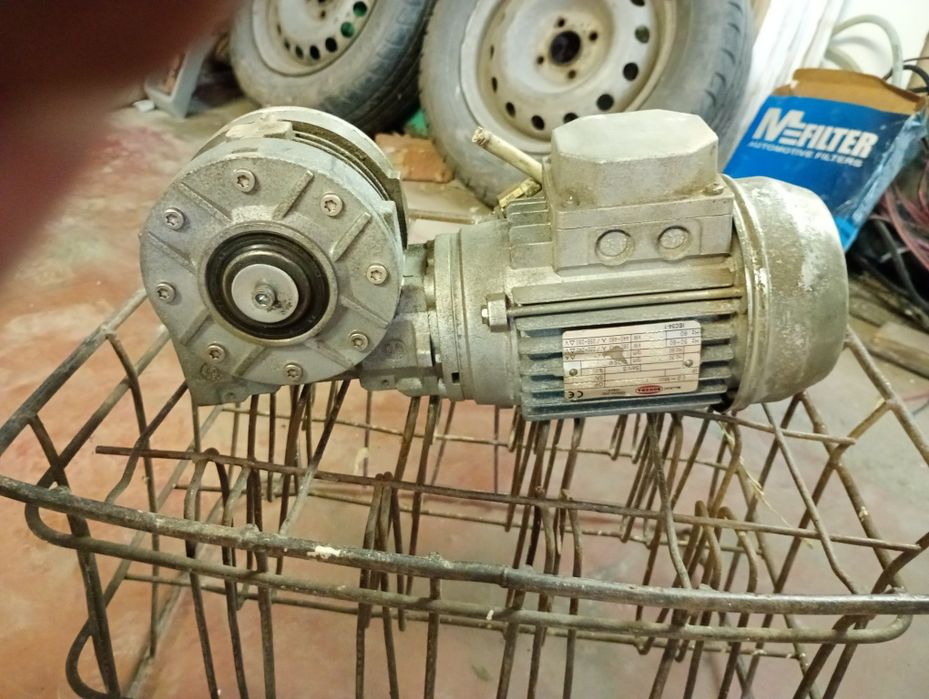 Електродвигун з редуктором