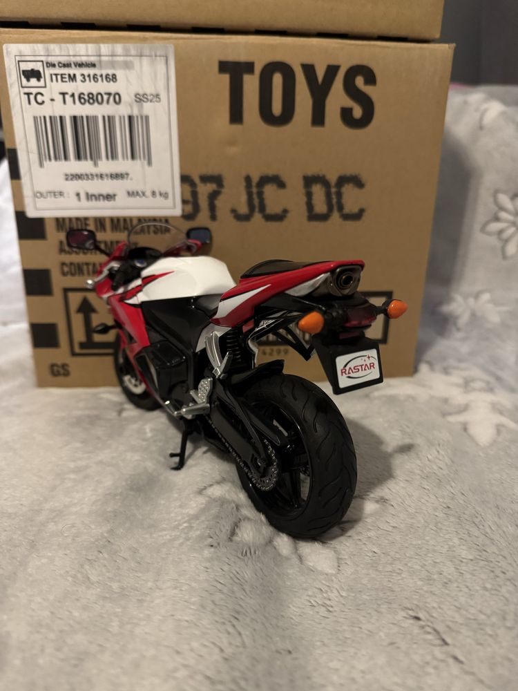 Model motocykla Honda CBR 600 – idealny prezent lub ozdoba!