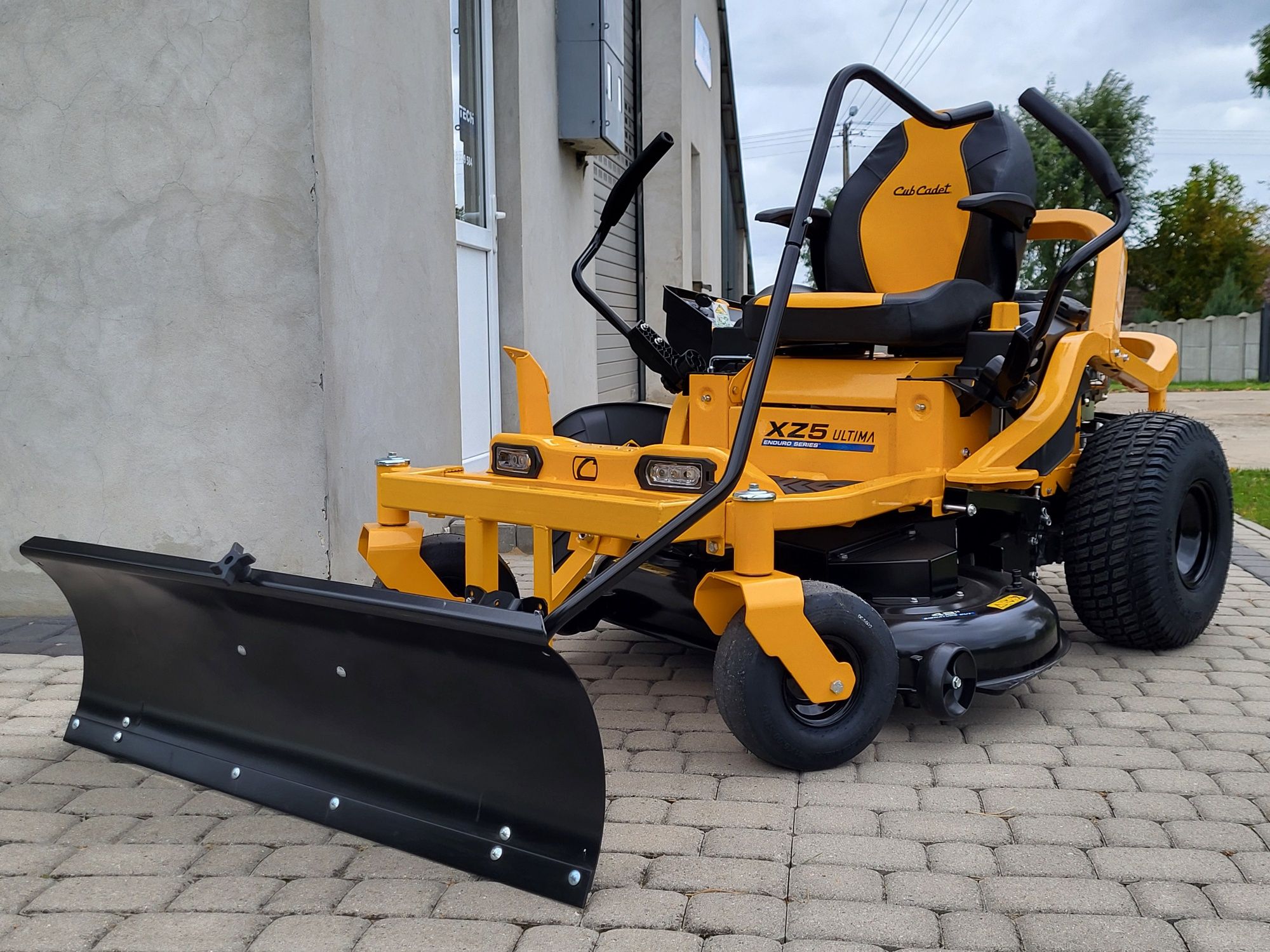 CUB CADET Zero-Turn XZ5 L107 22KM V-Twin traktorek kosiarka