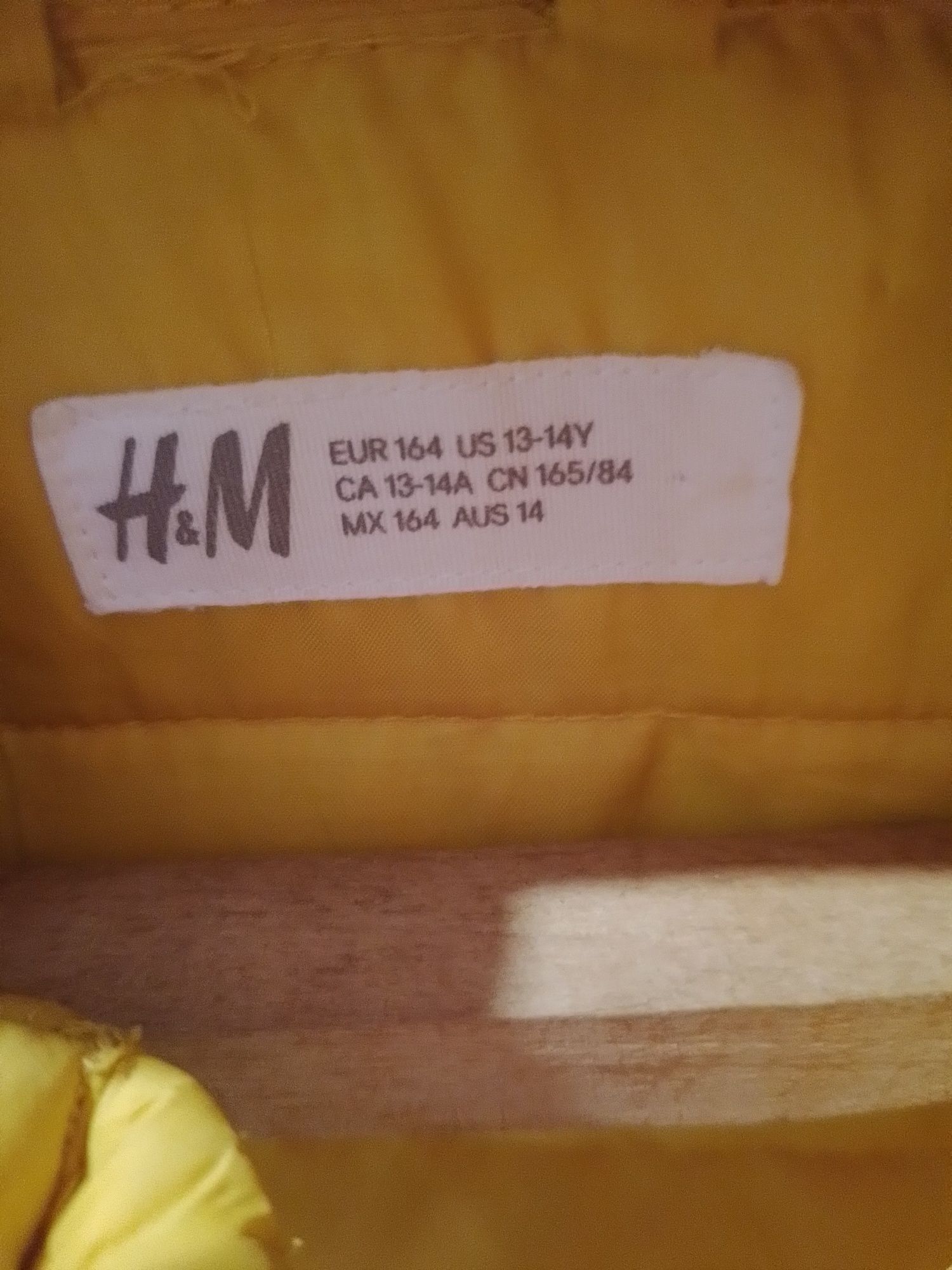 Продається дуже-дуже модна куртка фірми Н&М привезена з Італії