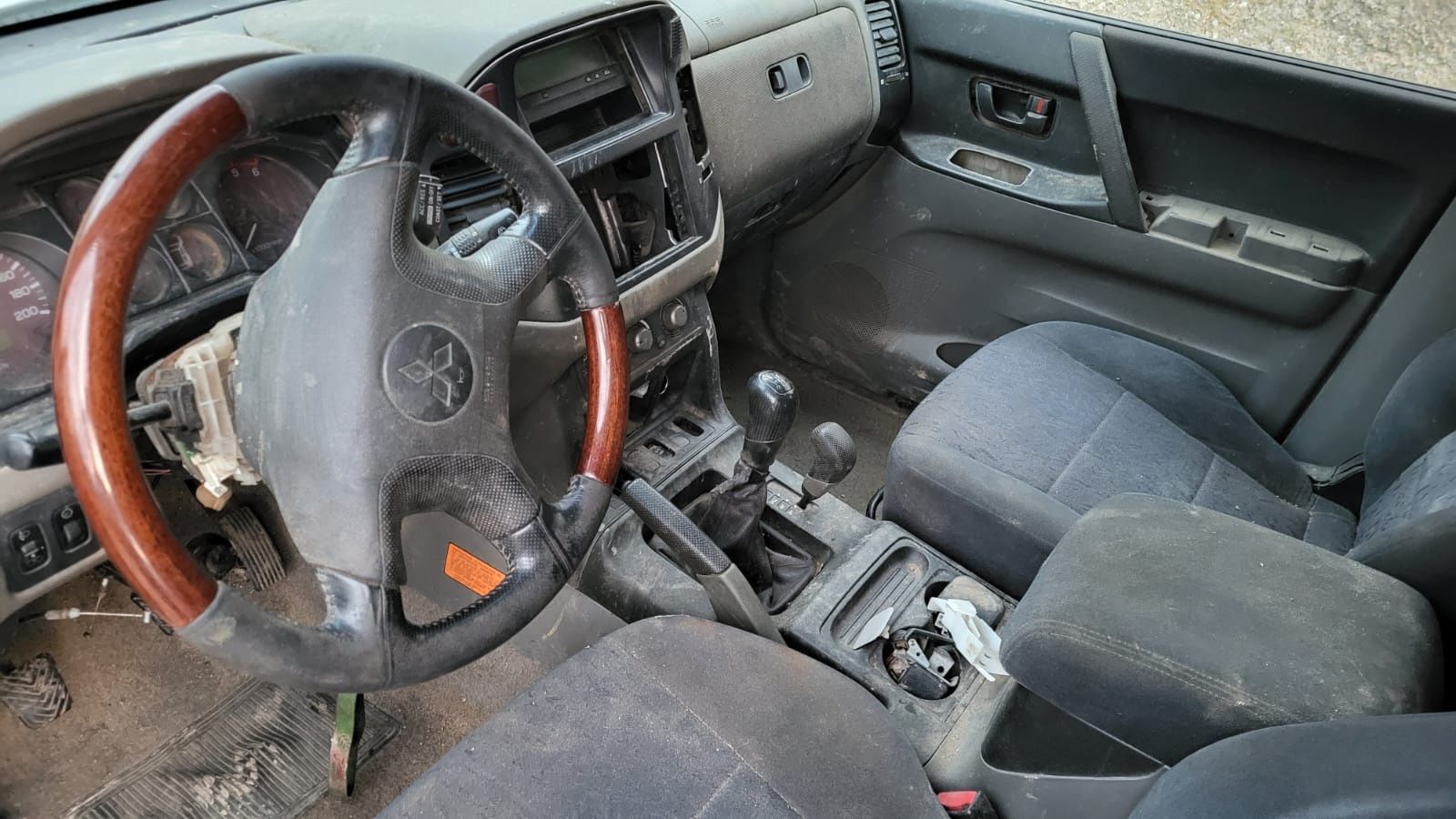 Mitsubishi Pajero III 3.2 DID manual drzwi skrzynia reduktor szyba