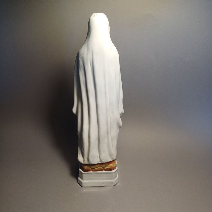 Figurka biskwit Matki Bożej z Lourdes.