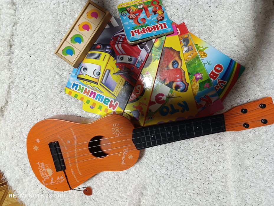 Гитара в отличном состоянии, также идут книги на русском и украинском
