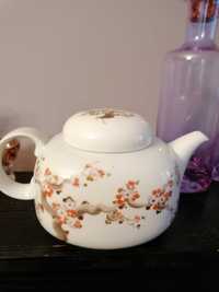Dzbanek na herbatę z kwiatowym motywem