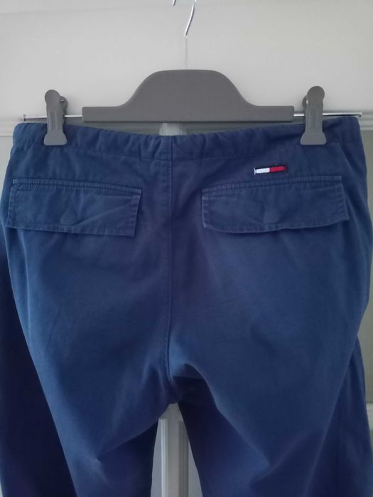 Spodnie z materiału Tommy Hilfiger z kolekcji Tommy Jeans Girl.