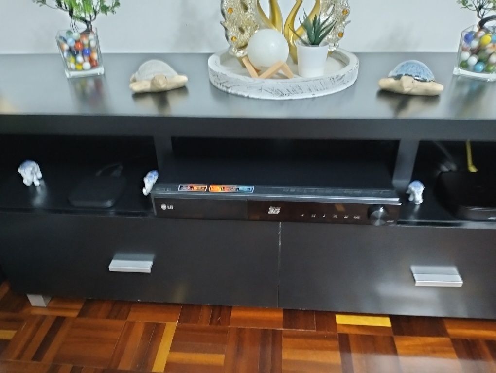 Mesa e móvel de tv