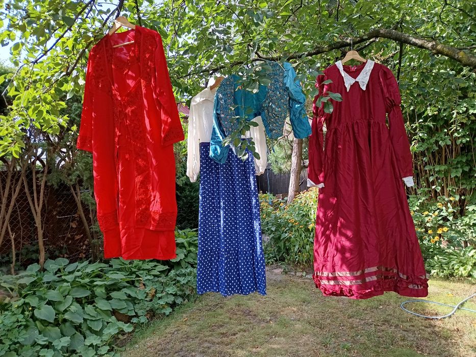 Czerwona suknia z kołnierzykiem