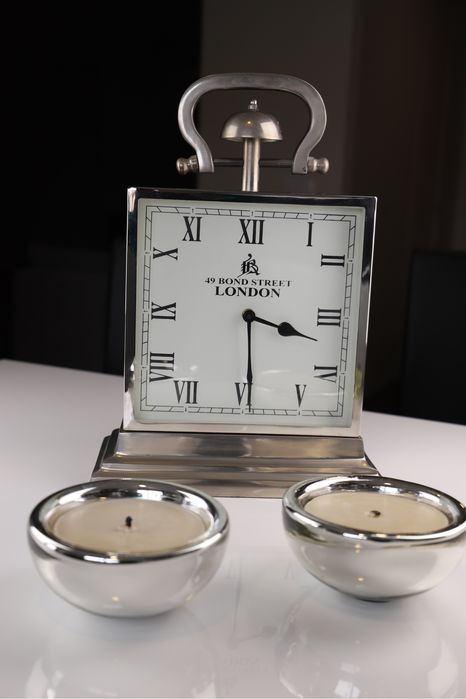 Relogio e velas decorativas